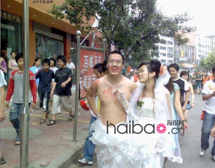 开门后新郎怒扇小姨子！不忍直视，这些低俗婚闹，是要判刑的