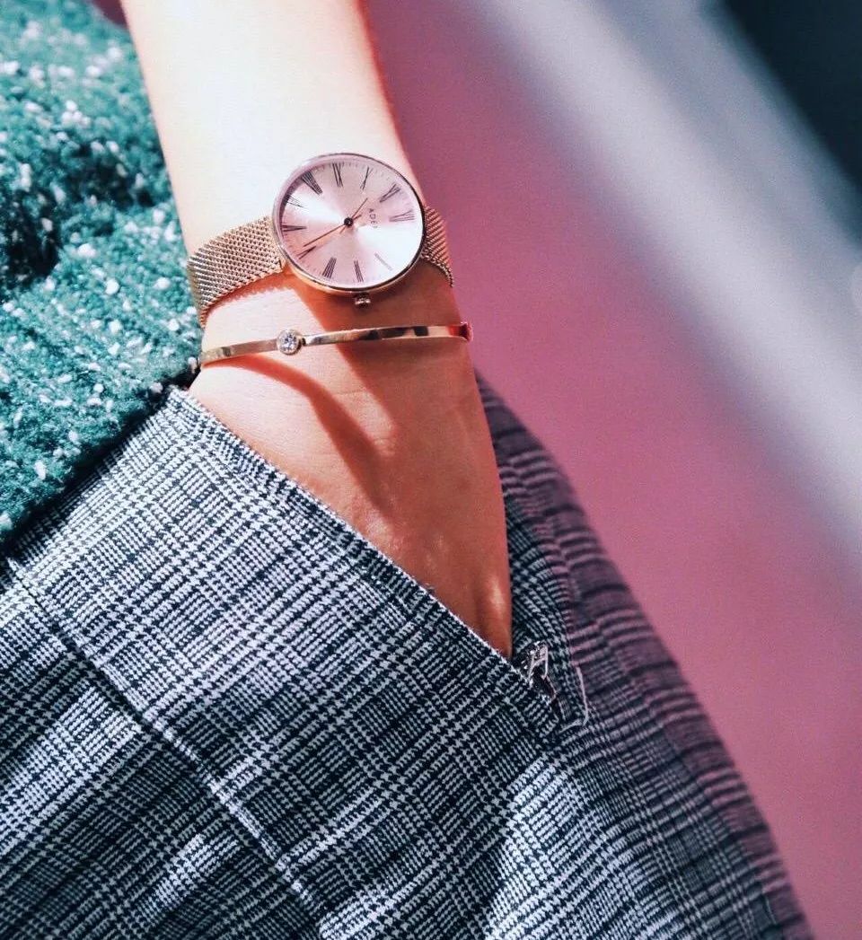 手表该怎么搭配金属表带好看 (老款手表戴出时尚)
