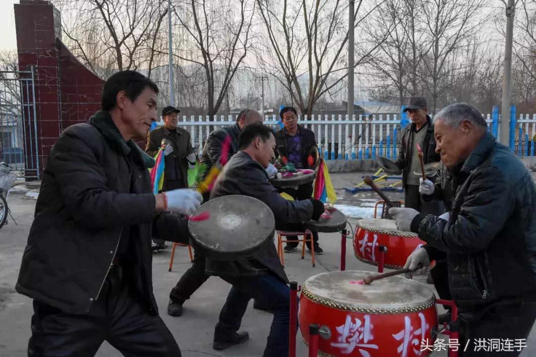洪洞樊村这群老汉儿真乐哉，威风锣鼓敲得就是美！
