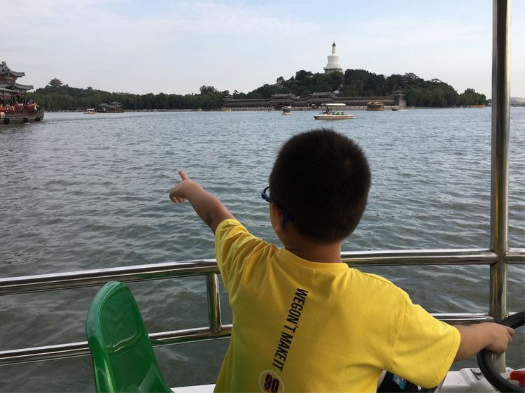 和小屁孩们一起出去玩的视频,和小屁孩玩的一天