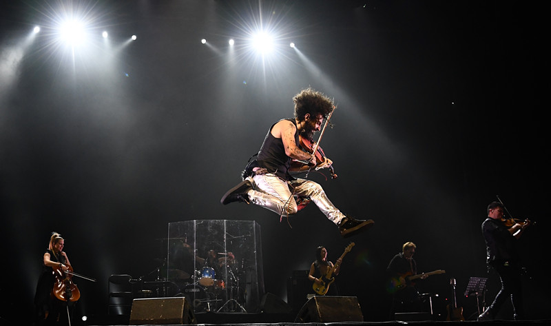 组图“琴魔”艾拉马立肯疯狂炫酷拉！拉！拉！跑跳跪走样样有