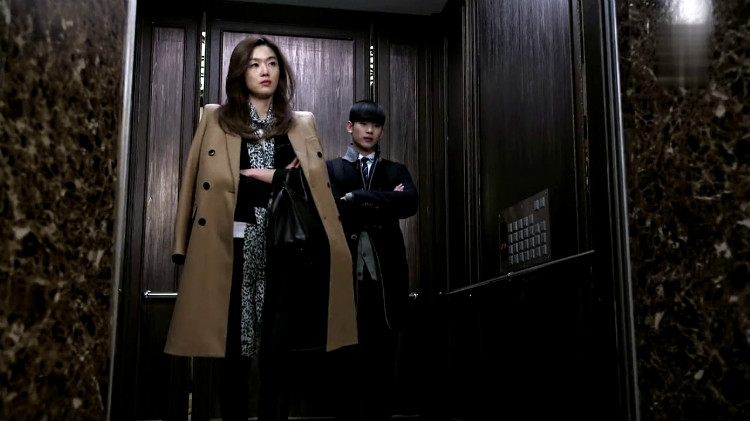 百分之百的羊毛大衣怎么分辨真假,如何看双面羊毛大衣是不是真的