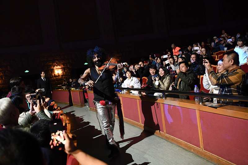 组图“琴魔”艾拉马立肯疯狂炫酷拉！拉！拉！跑跳跪走样样有