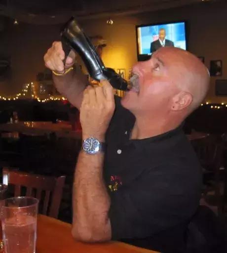 用高跟鞋喝酒好喝吗,用高跟鞋喝可乐