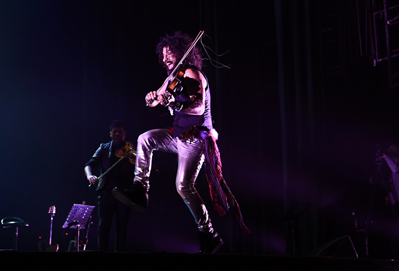 组图“琴魔”艾拉马立肯疯狂炫酷拉！拉！拉！跑跳跪走样样有