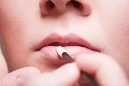 樱桃嘴和香肠嘴怎么涂口红,口红的正确涂法上嘴唇不明显