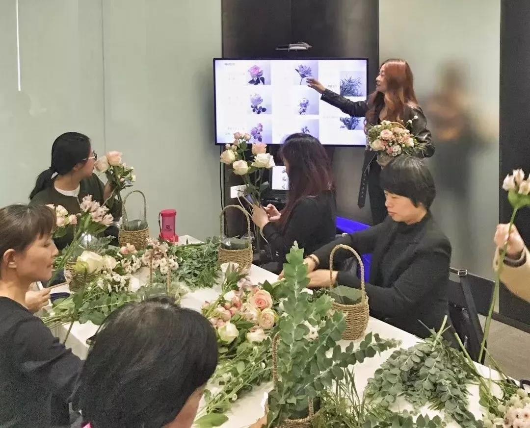 借一束花的仪式感是用心的偏爱,借一束光暖一束花