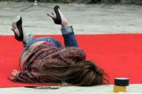 女星戛纳红毯摔倒,女星红毯摔倒外国