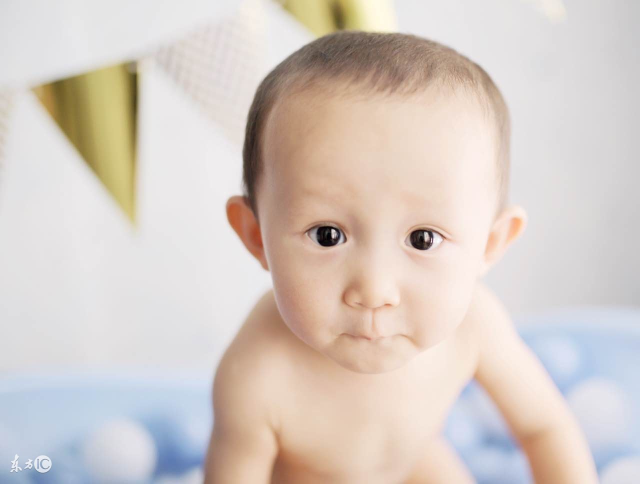 婴儿出现斗鸡眼怎么处理,怎么能看出婴幼儿是不是斗鸡眼