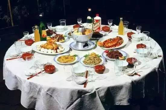 那时候妈妈坐在缝纫机前做针线活咔嗒咔嗒的声音可好听了六零芳华