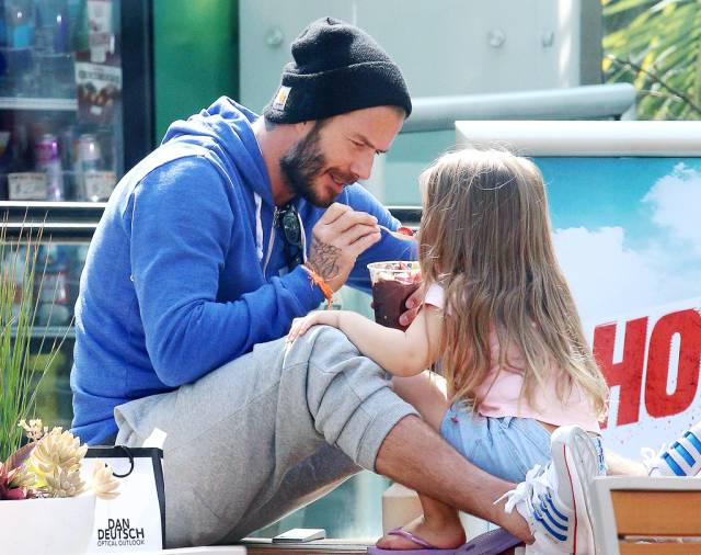 贝克汉姆小七下厨老父亲打下手,贝克汉姆小七被哥哥宠爱