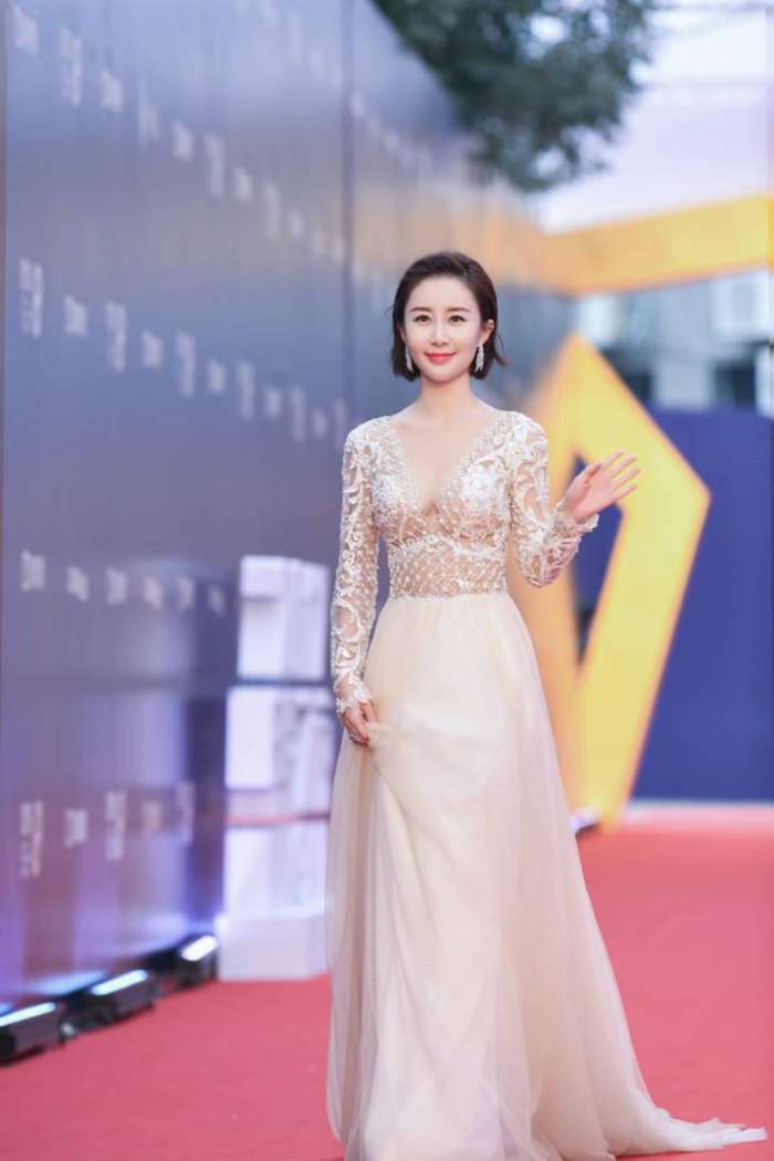 舒畅演员的诞生蓝色外套,舒畅白色镂空礼服