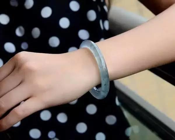 30万玉镯被打碎怎么处理,玉镯被砸掉