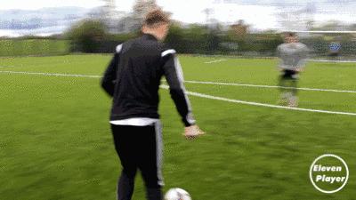 足球教程教你如何穿裆戏耍对手,足球防人时怎么防穿裆