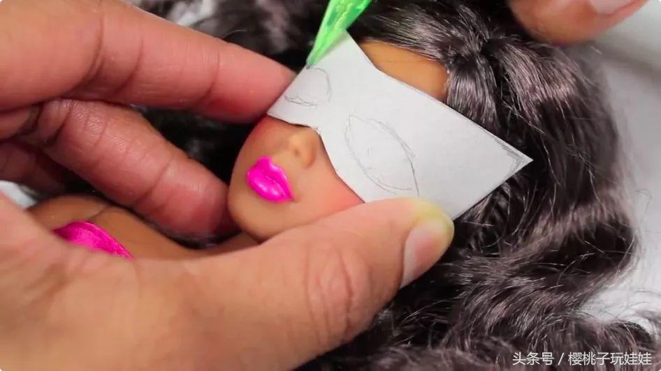 迷你手工自己动手给芭比做,手工制作芭比娃娃的头饰教程