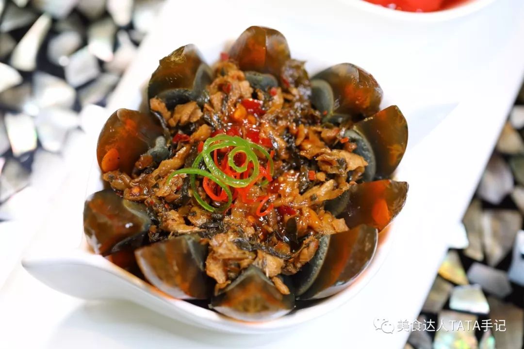 一不留神就掉进坑里,一不留神就会掉进一个大坑