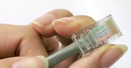 网线水晶插头的制作视频,墙壁网线插座另一头水晶头怎么接