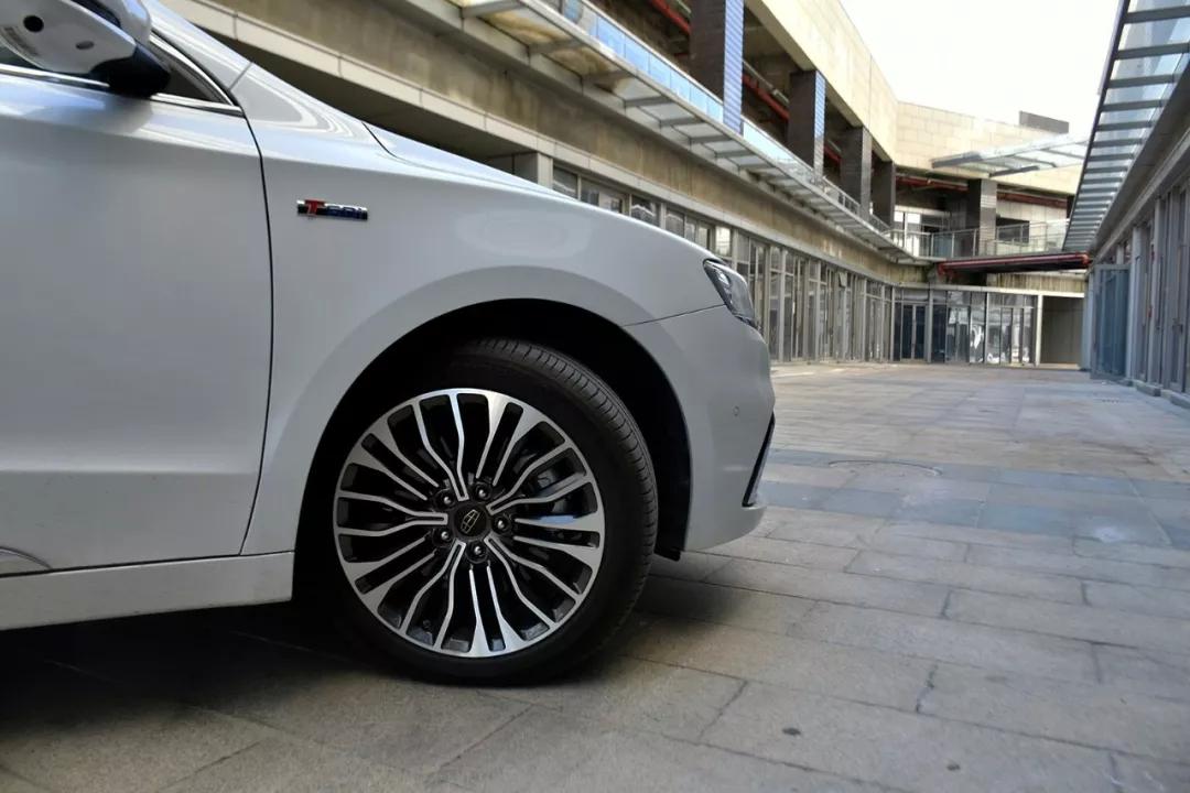 吉利博瑞2016款1.8t尊雅型评测,吉利博瑞2017新款1.8t尊尚型