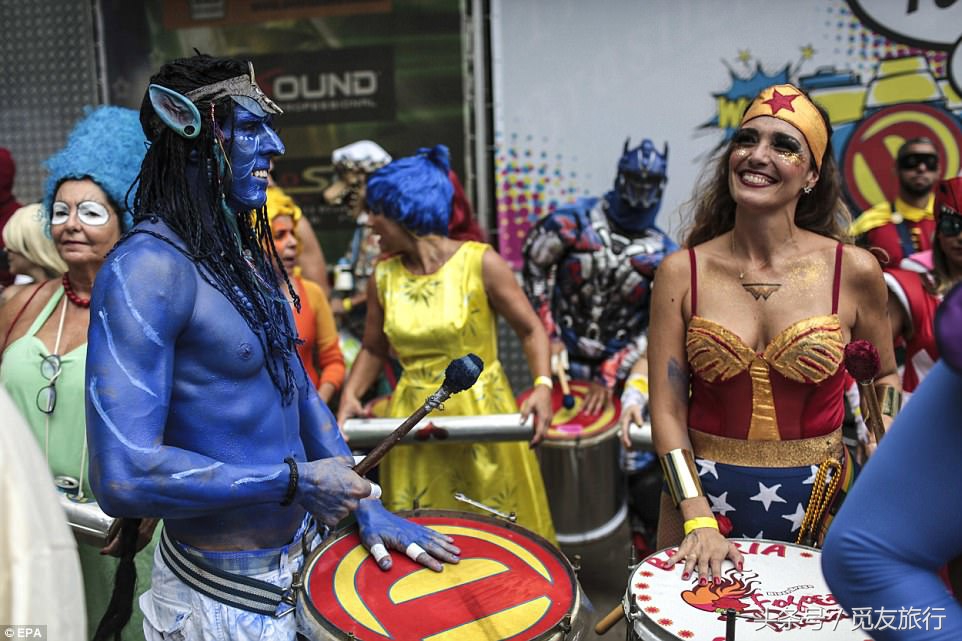 巴西的狂欢者们脱下衣服尬舞，只为下个月的狂欢节热身