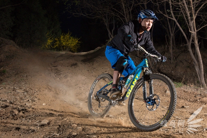 神牛ex600外拍灯用的什么型号电池,雷神之锤降临