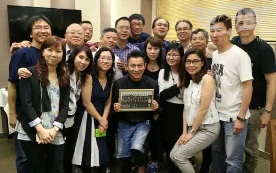 小伙子第一次做保健按摩,大爷给大妈按摩腰