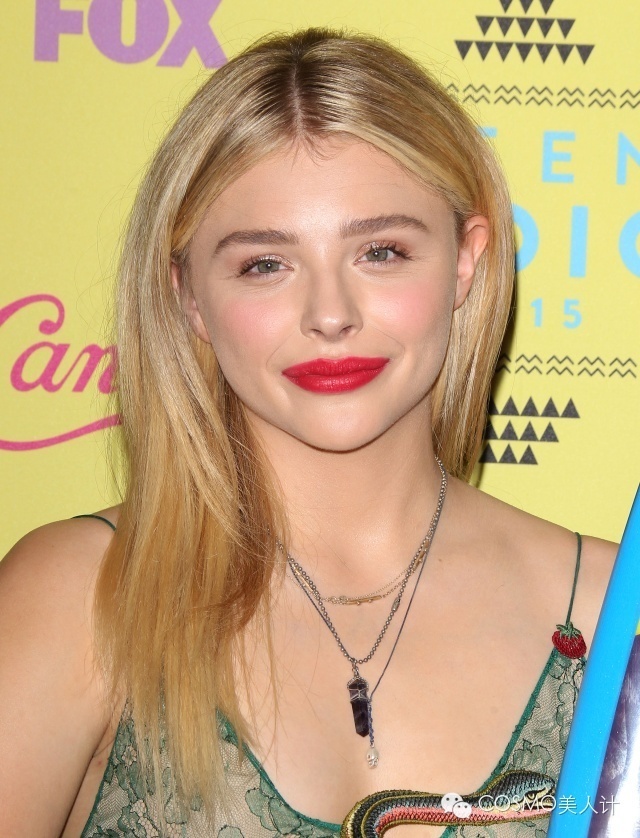 一支唇釉搞定全脸淡妆,一支唇釉加粉底液搞定全妆