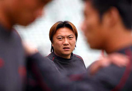 足球江湖最后的大佬，为小弟出头被刀砍，42岁单挑范大将军