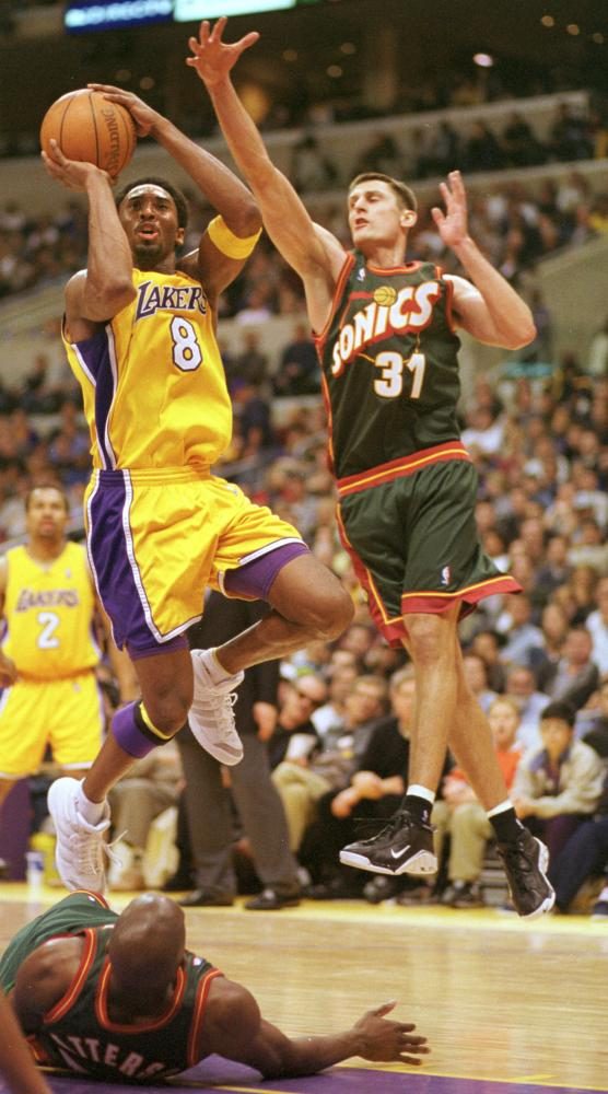 传奇落幕——科比职业生涯赛场球鞋完整回顾