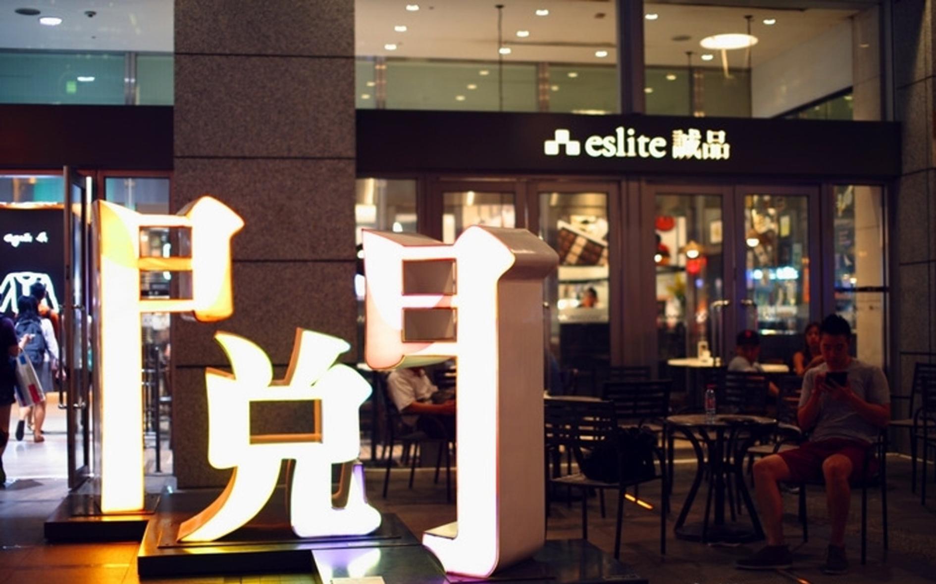 在书店里度过了一个下午,在书店度过美好的时光