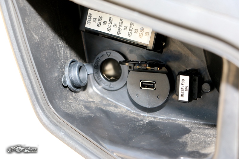 三阳踏板400max最新款,三阳maxsym400与宝马400踏板对比