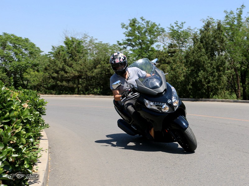 三阳踏板400max最新款,三阳maxsym400与宝马400踏板对比