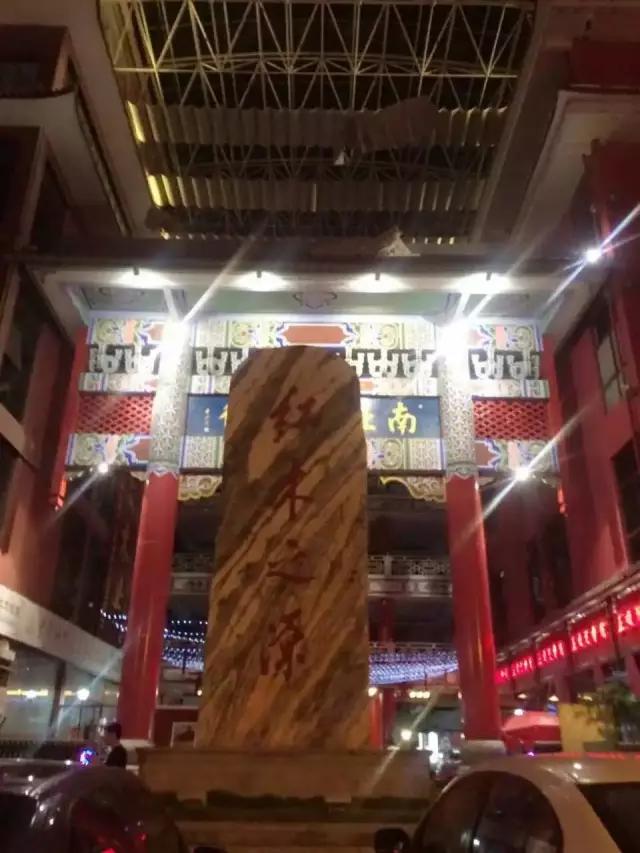 下雨的星光夜市视频大全,雨天的夜市