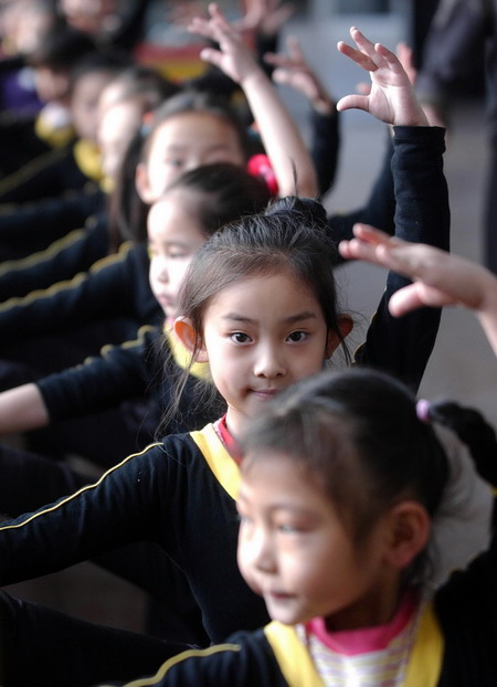 六岁女孩练舞蹈下肢瘫奇迹出现,4岁女孩练舞下腰致高位截瘫