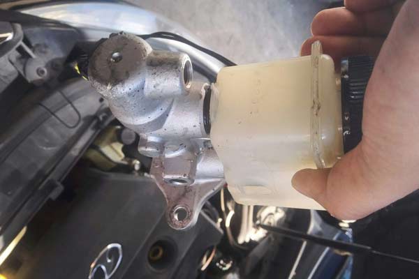 奔腾b70刹车软怎么回事,奔腾b70刹车盘维修