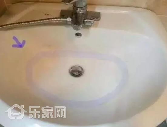 家里洗手台发霉、泛黄怎么办？几滴洗发水真神了