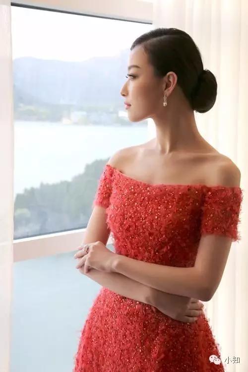 倪妮走戛纳红毯,倪妮踏上戛纳红毯俏皮丸子头上阵