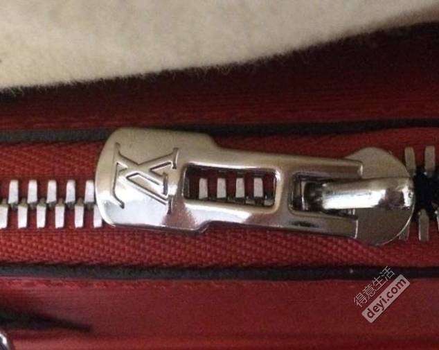 在武汉专柜购买奢侈品包注意脱线变形破皮掉钉！就连LV也...