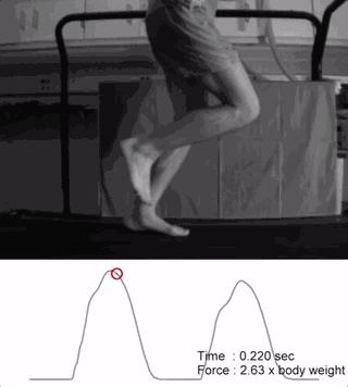 这是一双鞋子,一款既能爬山又能跑步的鞋