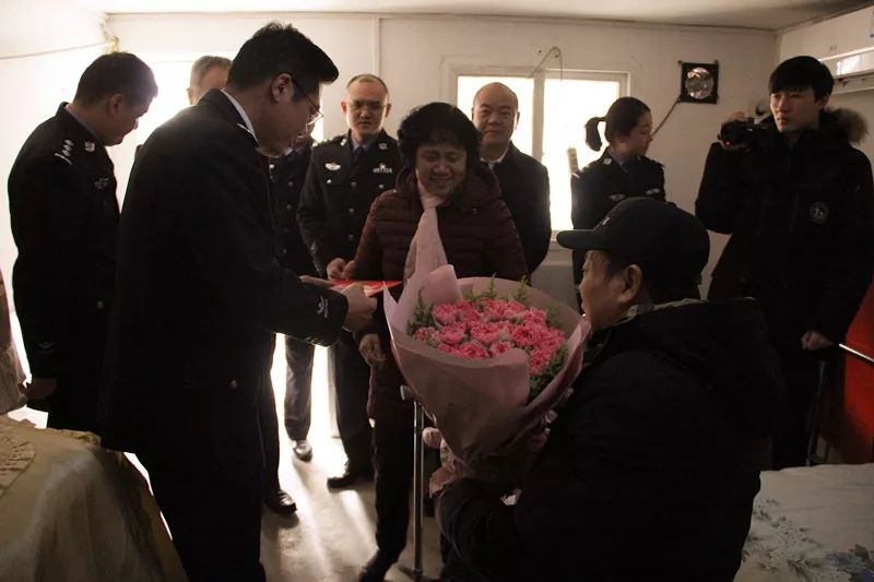 蜀黍出警后收到甜蜜礼物,警察蜀黍收到礼物