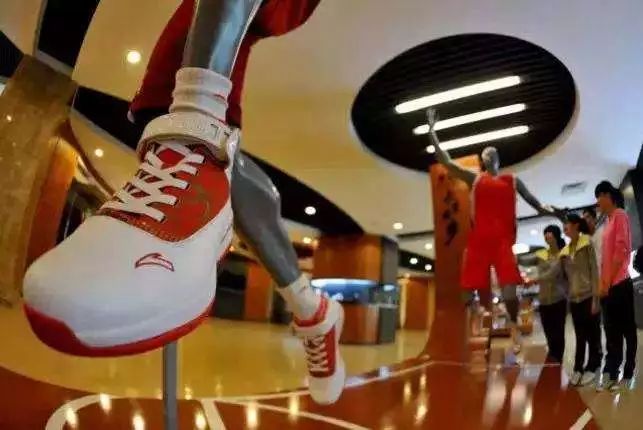 晋*系江**体育产业焦虑：德尔惠落幕和穿特步相亲式尴尬