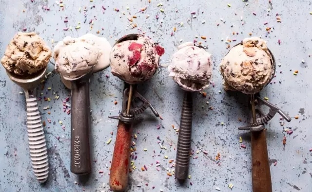 吃巧克力马卡龙冰淇淋三明治,哈根达斯牛奶太妃三明治冰淇淋