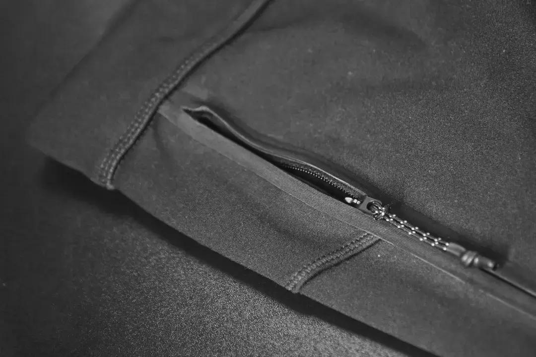 我们穿着Nike这套超保暖运动服,下雪天出门跑了三圈