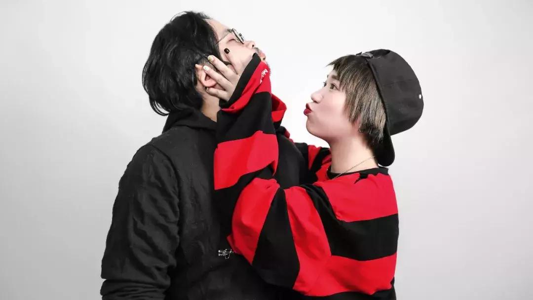 不去影楼自己怎么拍好全家福,自己怎么拍出不露脸的全身照