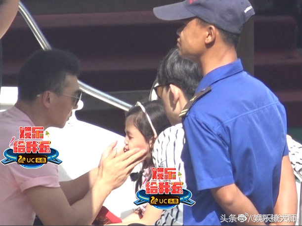 爸5最新路透！嗯哼摔了狗吃屎，小泡芙差点出意外，还好有邓伦！