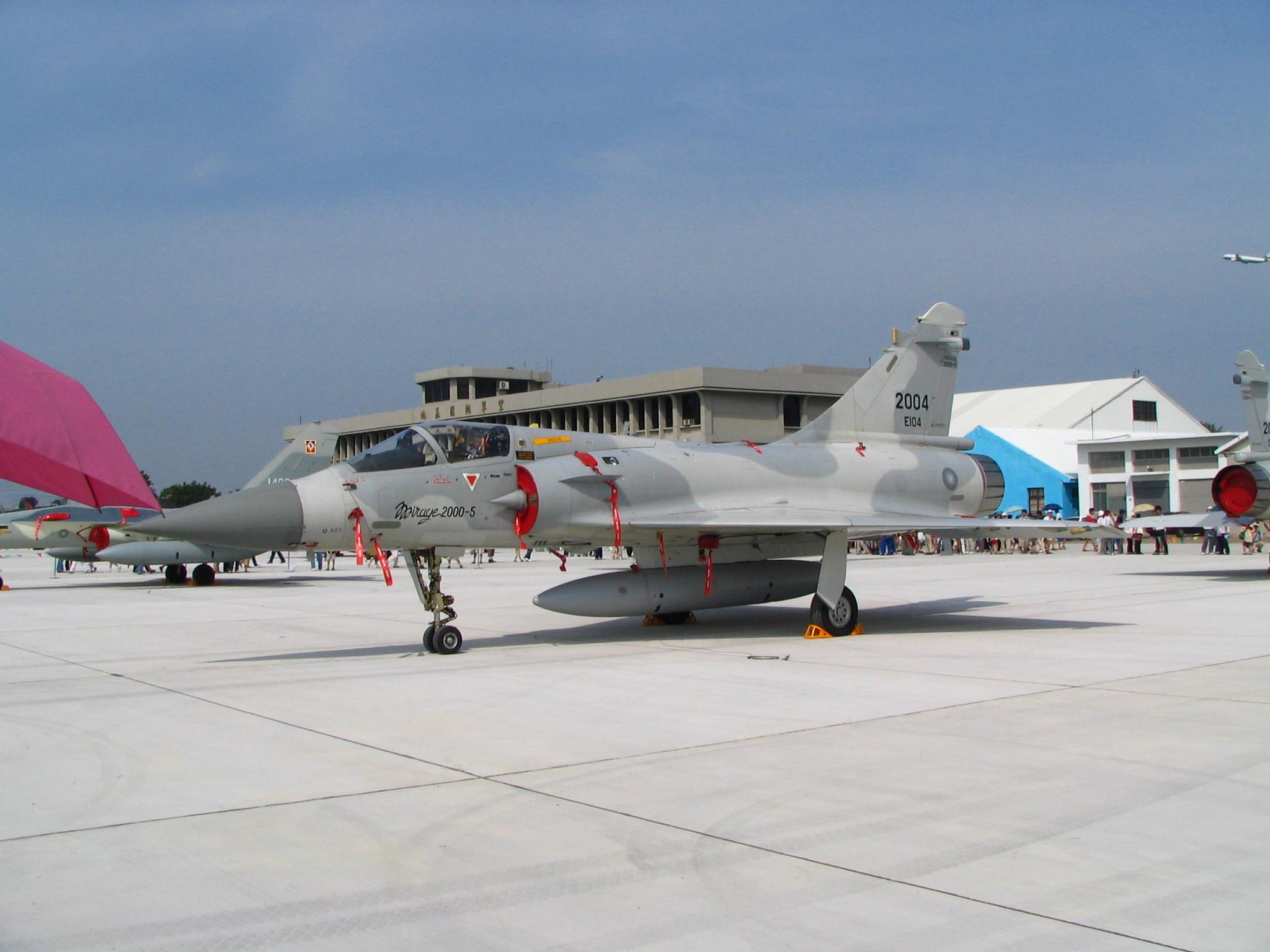 幻影2000和枭龙战机相比谁更强大,幻影2000战斗机vs枭龙战斗机