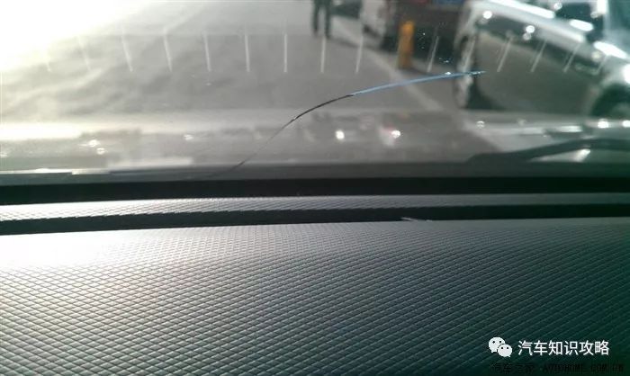 修补挡风玻璃小裂痕,前挡风玻璃裂痕如何自己动手处理