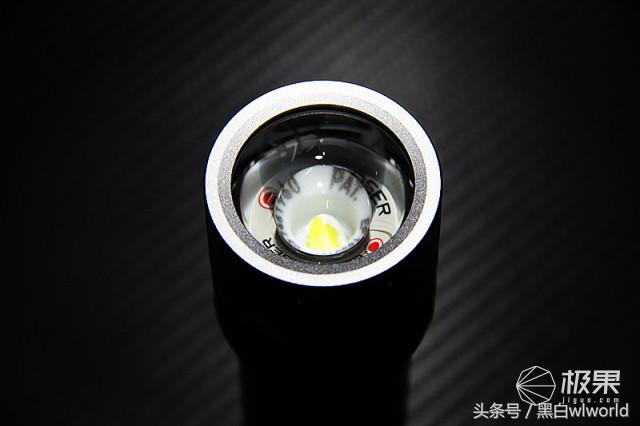 巴掌大的强光手电小钢炮,强光家用手电筒远射超亮