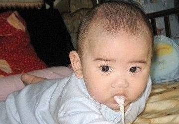 应对婴儿吐奶溢奶全攻略，看完就不再害怕了
