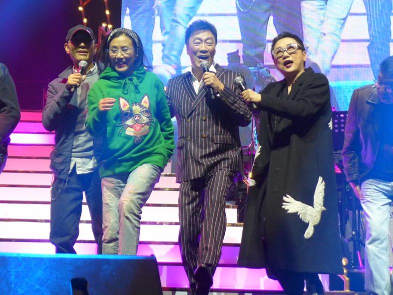 汪明荃不老女神一字肩上衣减龄,汪明荃70岁冬季穿搭