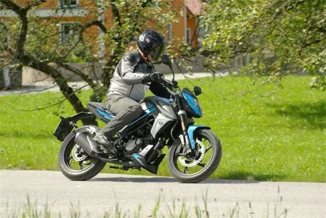 唯一能被骑上长安街的摩托车！外形犹如机械战警，还带运动模式！